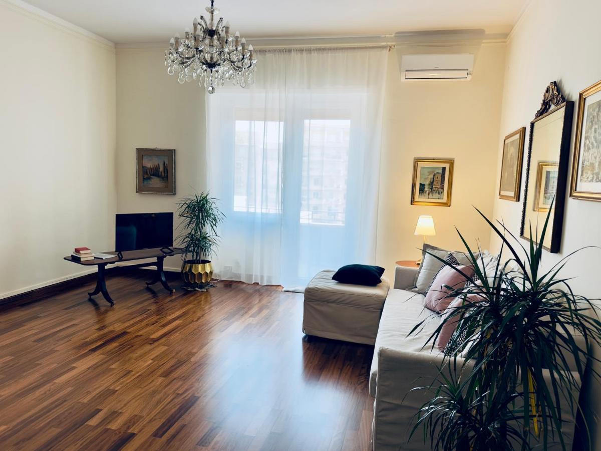 Elegant Apartment In City Center Cagliari Exterior foto