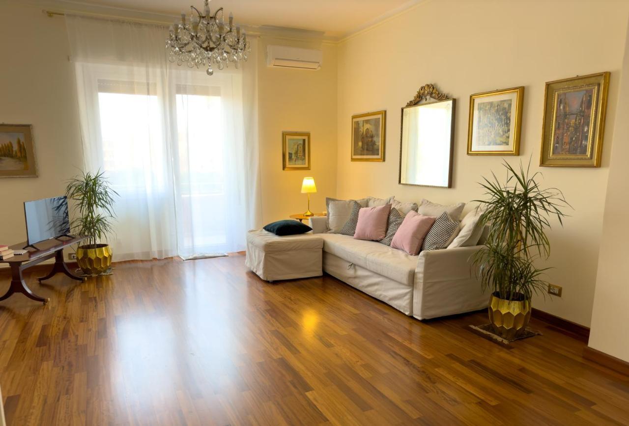 Elegant Apartment In City Center Cagliari Exterior foto